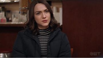 Suéter Joie Gestina usado por Cara Bloom (Violett Beane) en God Friended Me Temporada 2 Episodio 19