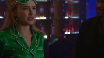 Pijama de seda verde usado por Kirby Anders (Maddison Brown) en Dynasty (Temporada 3 Episodio 17