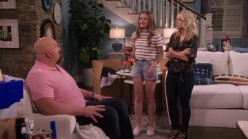 Vans Damier Slip-on, baskets rose porté par Lola (Reylynn de Lanceur de sorts) dans Le Grand Spectacle Spectacle (S01E07)