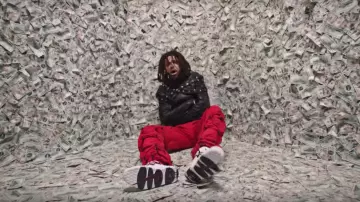 Le pantalon rouge de J. Cole dans son clip ATM