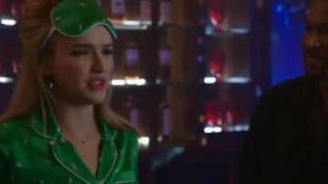 Máscara de ojos de seda verde usada por Kirby Anders (Maddison Brown) en Dynasty Temporada 3 Episodio 17
