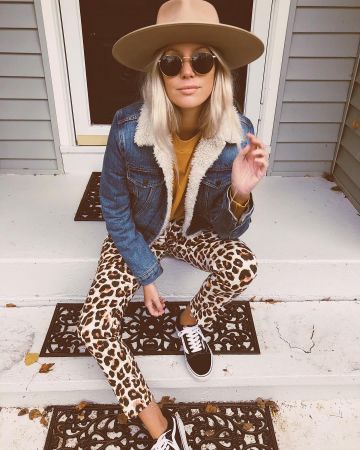 Madre Jean Skinny de Halley Elefante en la cuenta de Instagram @thesaltyblonde