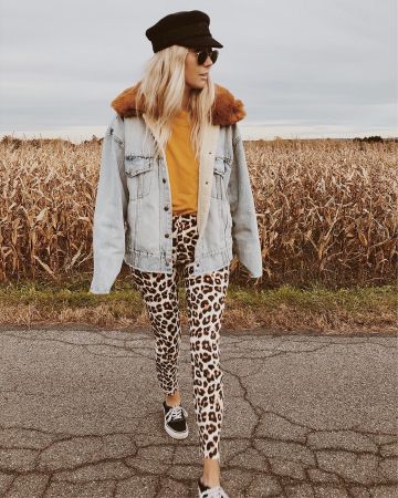 Madre Jean Skinny de Halley Elefante en la cuenta de Instagram @thesaltyblonde