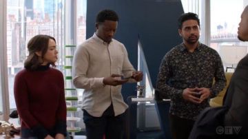 Suéter de cuello de tortuga de punto rojo usado por Cara Bloom (Violett Beane) en God Friended Me Temporada 2 Episodio 19