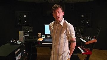 Camisa de manga corta a rayas de Tyler Joseph en el video musical Level of Concern de Twenty one pilots