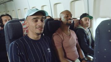 Le t-shirt adidas rayé porté par Mister V dans sa vidéo LA NOTICE - PRENDRE L'AVION