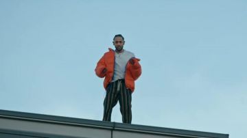 The down jacket orange of Kendrick Lamar in the clip King's dead featuring Jay Rock, Kendrick Lamar, Future, James Blake