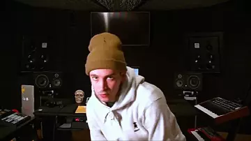The cap in knit ribbed-brown of Tyler Joseph in the clip Level of Concern of Twenty one pilots 