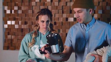 La chemisette oxford bleue de Tyler Joseph dans le clip Level of Concern de Twenty one pilots