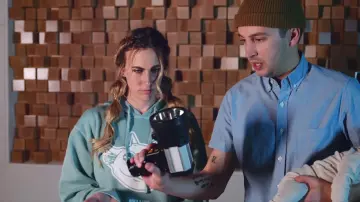 The t-shirt oxford blue Tyler Joseph in the clip Level of Concern of Twenty one pilots