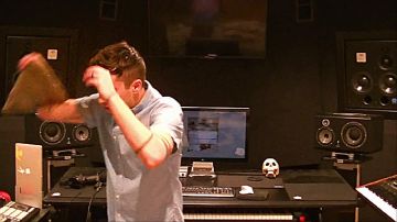 La souris blanche sans fil Logitech MX Master 2S de Tyler Joseph dans le clip Level of Concern de Twenty one pilots 