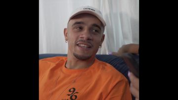 La casquette blanche Veheme portée par Mister V dans sa vidéo Mister V commande des sushis sur Just Eat ! 