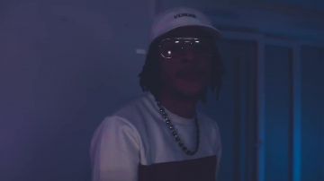 The cap Veheme white range by Box Piratedans his clip Freestyle Anamnesis (Freestyle) 