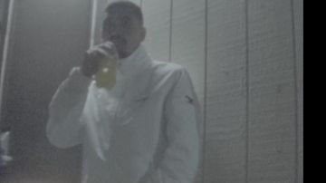 La chaqueta blanca de Tommy Hilfiger de Sneazzy en su clip 3afia