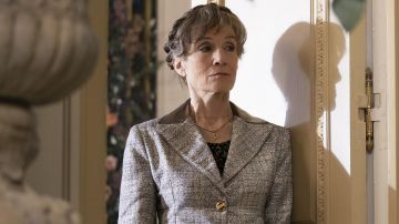 Le blazer gris de Dasha (Harriet Walter) dans Killing Eve (S03E01)