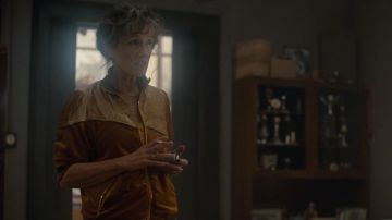 Le haut de survêtement vintage de Dasha (Harriet Walter) dans Killing Eve (S03E01)