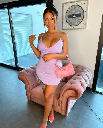 The purple dress with fringes and rhinestones Brentiny Paris of Maeva on his account Instagram @maevaa.ghennam