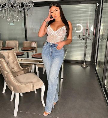 El cuerpo de encaje blanco de Maeva en su cuenta de Instagram @maevaa.ghennam