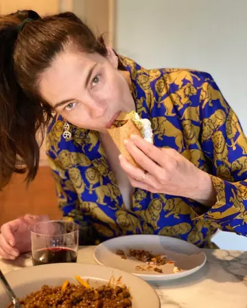 J. Crew soie twill shirt dans sleepy lions porté par Michelle Monaghan sur son Instagram account @michellemonaghan