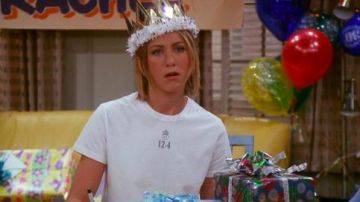 The t-shirt Crown 12.4 of Rachel Green (Jennifer Aniston) in Friends (Season 7 Episode 14)