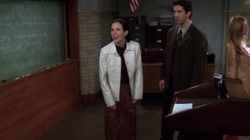La veste en cuir blanche de Monica Geller (Courteney Cox) dans Friends (Saison 6 Épisode 4)