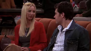Le blazer rouge porté par Phoebe Buffay (Lisa Kudrow) dans Friends (Saison 10 Épisode 7)