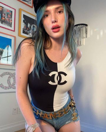 H&m Short en jean Taille Haute Pantalon de Bella Thorne sur l'Instagram account @bellathorne 13 avril 2020