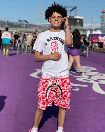 The t-shirt BAPE worn by Bankrol Hayden on his account Instagram @bankrolhayden