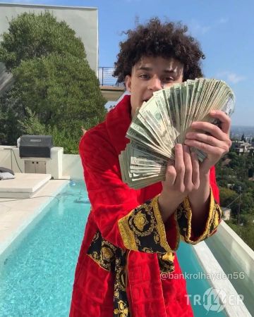 The bathrobe red Versace baroque worn by Bankrol Hayden on his account Instagram @bankrolhayden