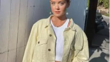 Jaune Veste en jean porté par Hannah Godwin dans Le programme de Baccalauréat