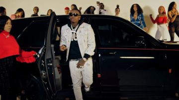 Dior News­pa­per Print White Den­im Jack­et worn by Moneybagg Yo in his 123 music video feat. Blac Youngsta