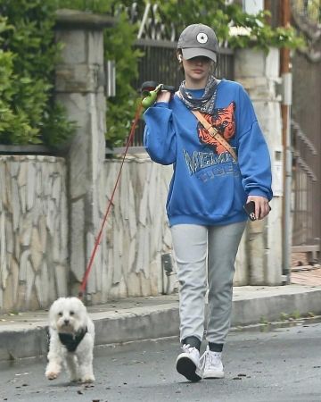 Converse Chuck Taylor High Sneakers usadas por Lucy Hale paseando a su perro 10 de abril de 2020