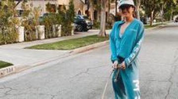 Chaqueta con cremallera azul usada por Rebecca Tilley en The Bachelor