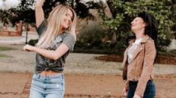 Camiseta con estampado gris usada por Victoria Paul en The Bachelor