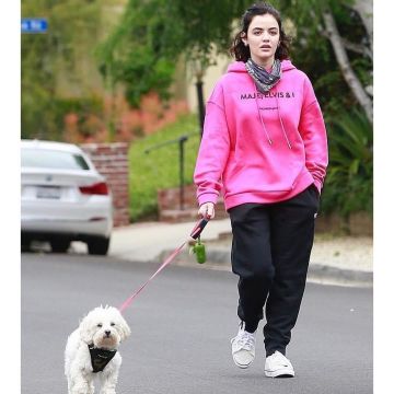 Vans Unisexe High Top Baskets portées par Lucy Hale promener Son Chien le 12 avril 2020