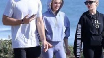 Sudadera con capucha azul usada por Cassie Randolph en The Bachelor