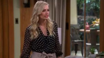 Brodé Pure Chemisier porté par Gemma (Beth Behrs) dans Le Voisinage de la Saison 2, Épisode 20