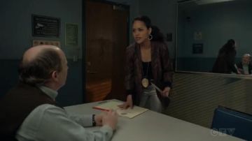 Jeans de plata usados por Angela Lopez (Alyssa Diaz) en The Rookie Temporada 2 Episodio 17