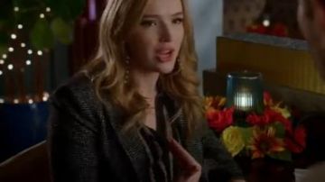 Blusa a rayas negras usada por Kirby Anders (Maddison Brown) en Dynasty Temporada 3 Episodio 17