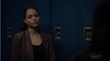 Chaqueta tejida con estampado de serpiente usada por Angela Lopez (Alyssa Diaz) en The Rookie Temporada 2 Episodio 17
