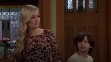 Top de manga de corbata floral usado por Gemma (Beth Behrs) en The Neighborhood Temporada 2 Episodio 20