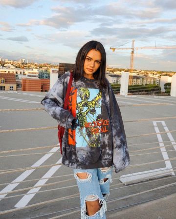 Sudadera de cuello Metallica Tie-Dye Crew usada por Michelle Infusino en su cuenta de Instagram @michelleinfusino