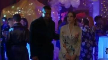 Pijama de satén FLoral usado por Fallon Carrington (Elizabeth Gillies) en Dynasty Temporada 3 Episodio 17