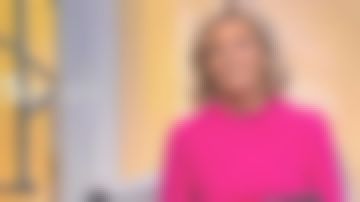 The sweater round neck fuchsia Claire Chazal in Passage of the Arts 29.01.2020