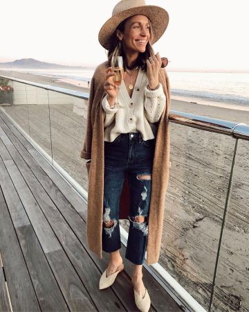 Ripped Straight Crop Jeans of Shannon on the Instagram account @itsybitsyindulgences