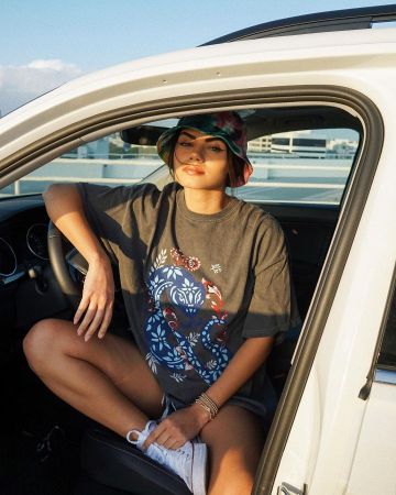 Urban outfitters Tie-Dye Chapeau de Seau porté par Michelle Infusino sur son Instagram account @michelleinfusino