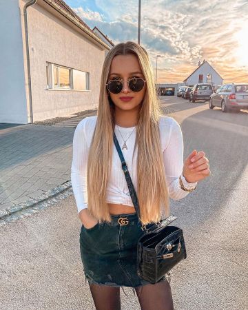 Ray-Ban Round Met­al Sun­glass­es worn by Anna Scherg on the Instagram account @anpaulinas