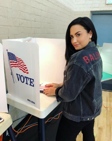 The jean jacket grey faded logo Balenciaga laser-printed on the back, in red Demi Lovato on her account Instagram @ddlovato