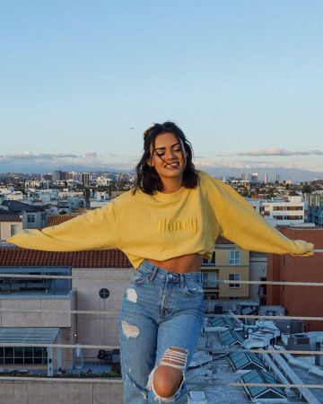 Forever 21 Los Westwood Distressed Mom Jeans usados por Michelle Infusino en su cuenta de Instagram @michelleinfusino