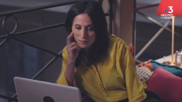 The top V-neck yellow honey Samia Nassri (Fabienne Carat) in a More beautiful life